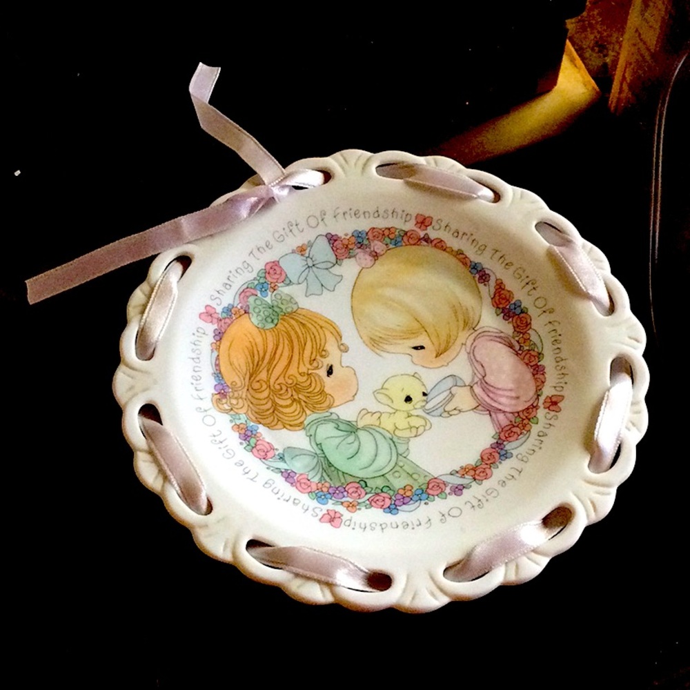 1992 Precious Moments Decorative Plate with Ribbons intertwined